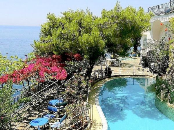 Three Bedroom Positano Villa 490 ft from Beach!