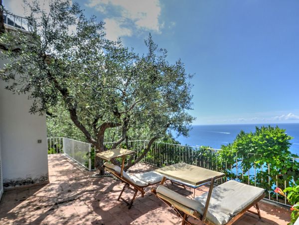 Three Bedroom Positano Villa 490 ft from Beach!