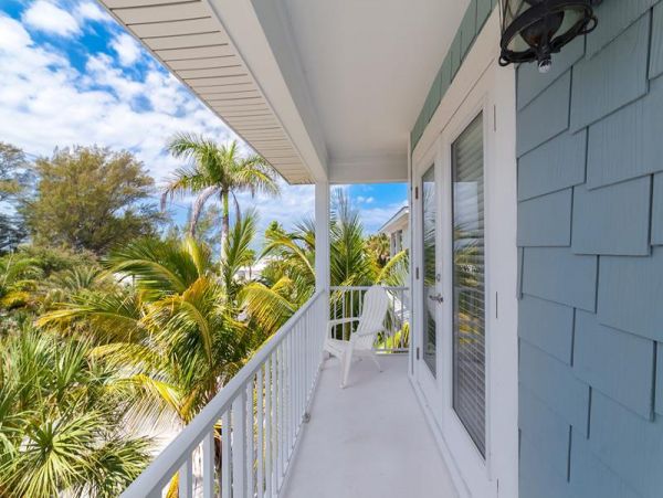Six Bedroom Vacation Rentals on Anna Maria Island Sleeps 12
