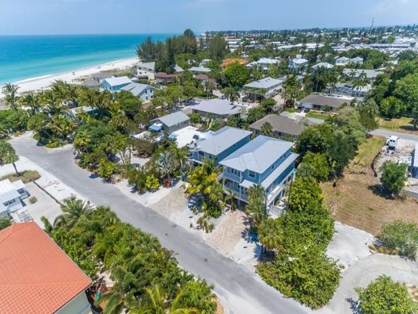 Six Bedroom Vacation Rentals on Anna Maria Island Sleeps 12