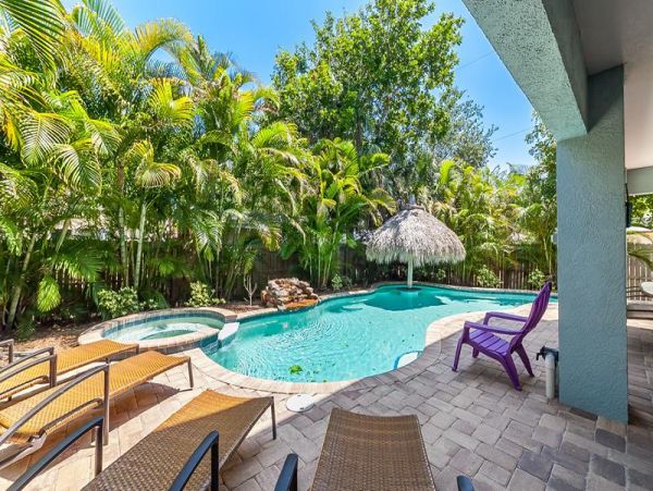 Six Bedroom Vacation Rentals on Anna Maria Island Sleeps 12