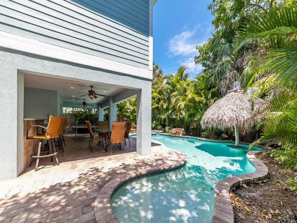 Six Bedroom Vacation Rentals on Anna Maria Island Sleeps 12