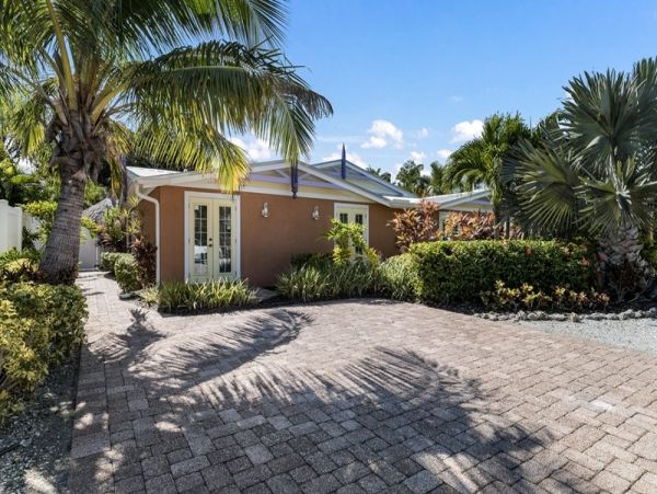 Holmes Beach Vacation Rental Sleeps Six Guests Private Pool