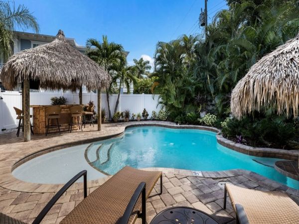 Holmes Beach Vacation Rental Sleeps Six Guests Private Pool