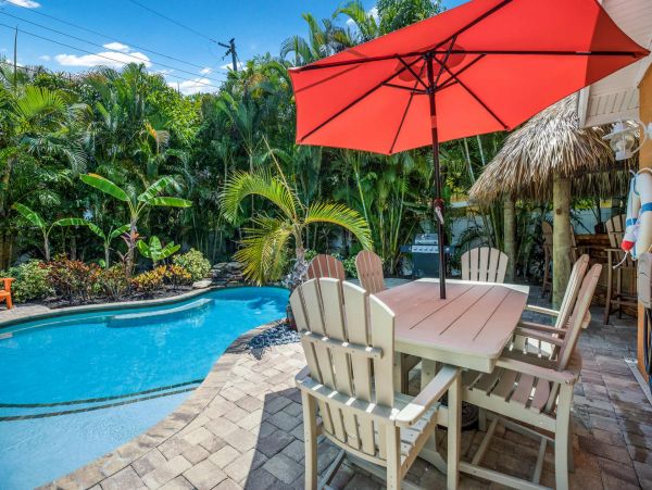 Holmes Beach Vacation Pool Home Sleeps 6 - Walk to Beach