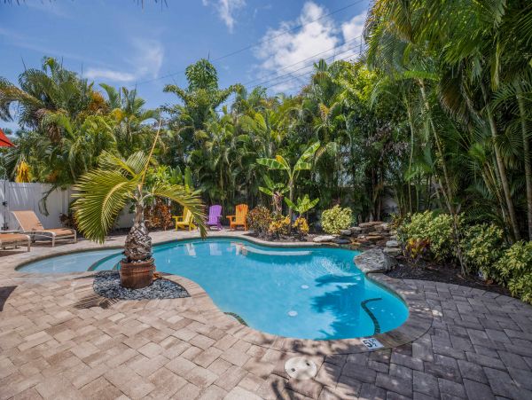 Holmes Beach Vacation Pool Home Sleeps 6 - Walk to Beach