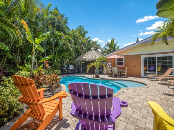 Holmes Beach Vacation Pool Home Sleeps 6 - Walk to Beach