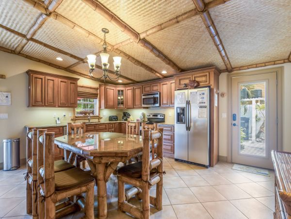 Holmes Beach Vacation Pool Home Sleeps 6 - Walk to Beach