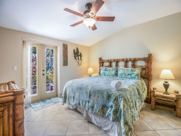 Holmes Beach Vacation Pool Home Sleeps 6 - Walk to Beach