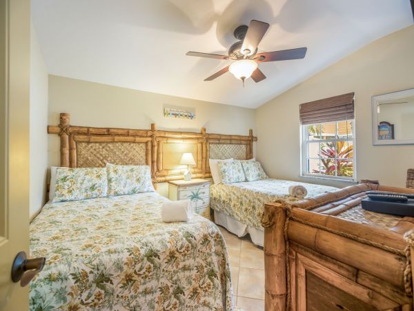Holmes Beach Vacation Pool Home Sleeps 6 - Walk to Beach