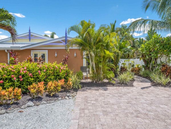 Holmes Beach Vacation Pool Home Sleeps 6 - Walk to Beach