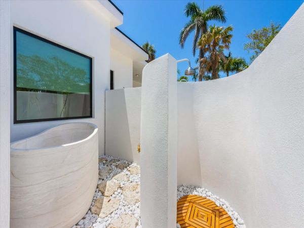 Luxury Retreat on Anna Maria Island - Modern Beachfront Oasis