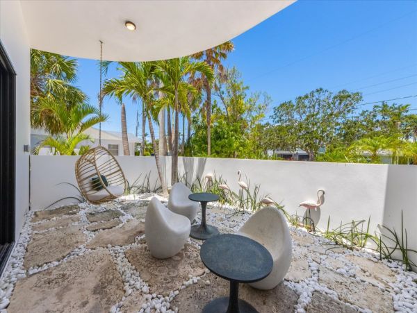 Luxury Retreat on Anna Maria Island - Modern Beachfront Oasis