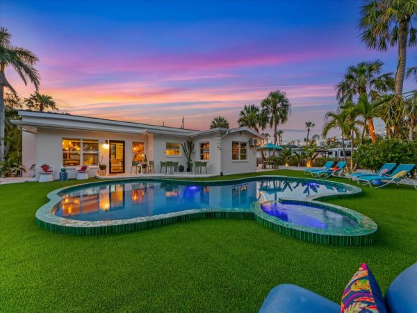 Luxury Retreat on Anna Maria Island - Modern Beachfront Oasis