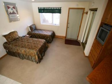 Sleeping area with two twin beds Sleeping area with two twin beds