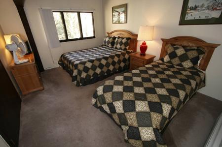 Bedroom with queen & twin beds