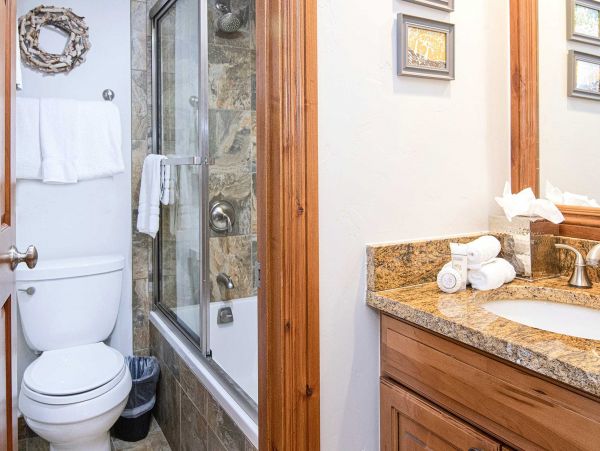 Ski Vacation Condo Lionshead Sleeps 6
