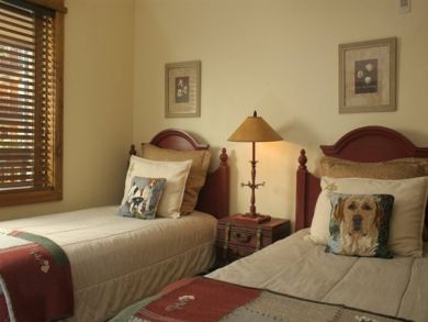 Bedroom 3 with twin beds