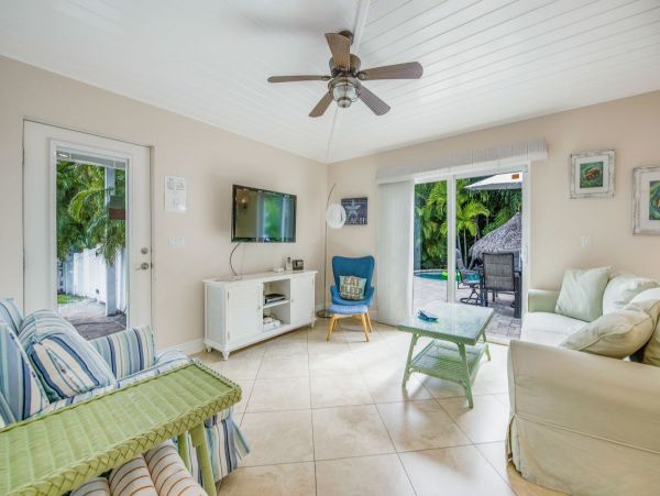 Private Heated Pool 3 Min Walk to the Beach