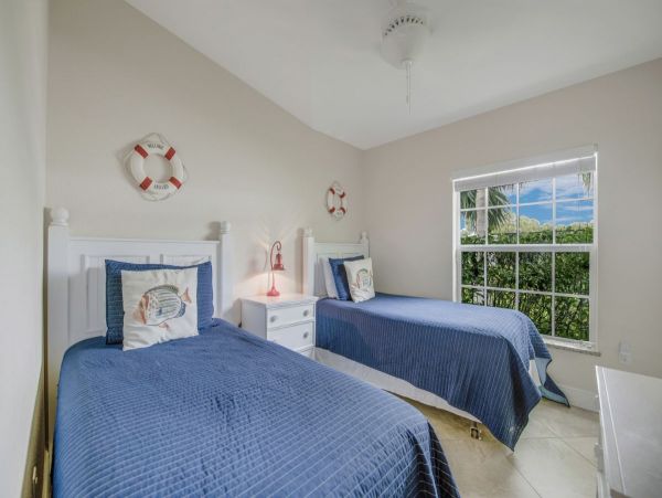 Private Heated Pool 3 Min Walk to the Beach