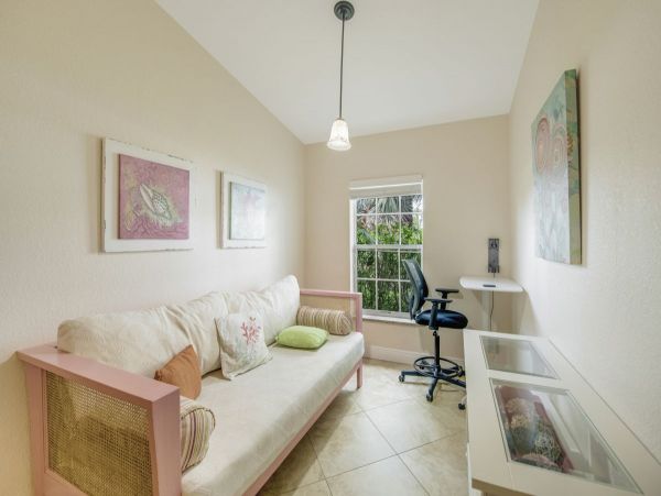 Private Heated Pool 3 Min Walk to the Beach