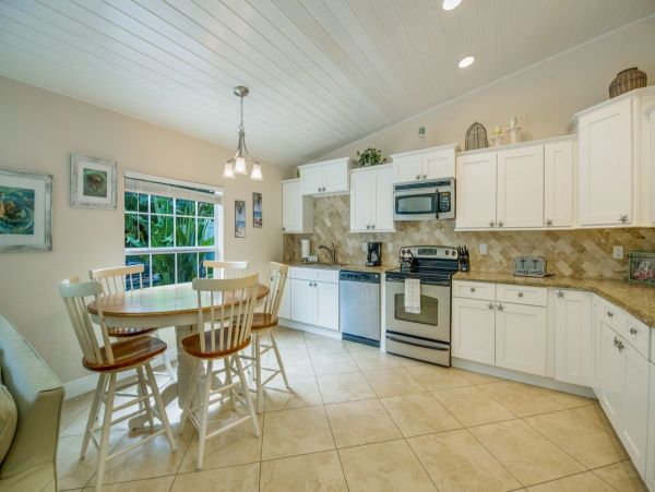 Private Heated Pool 3 Min Walk to the Beach