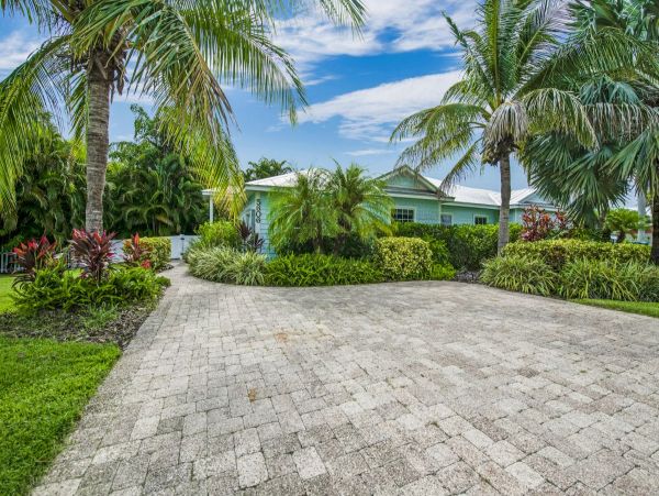 Private Heated Pool 3 Min Walk to the Beach