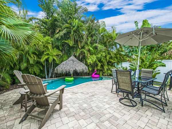 Private Heated Pool 3 Min Walk to the Beach