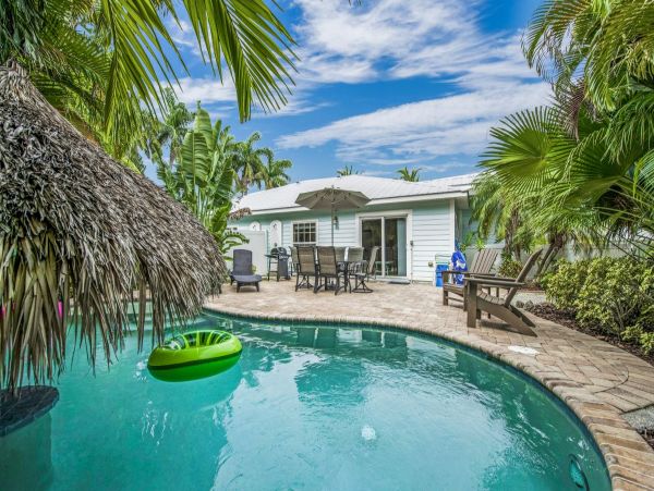 Private Heated Pool 3 Min Walk to the Beach