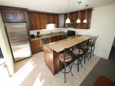 Fully equipped kitchen with breakfast bar