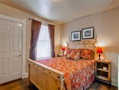 Bedroom 7 with queen bed