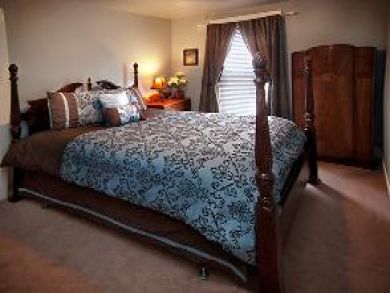 Bedroom 6 with queen bed