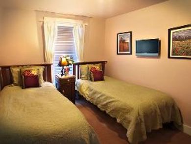 Bedroom 5 with twin beds
