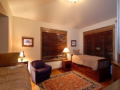 Bedroom 3 with twin beds
