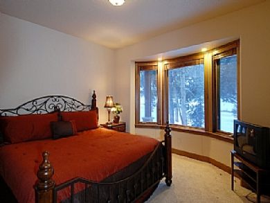 Bedroom 4 with king bed