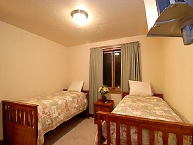 Bedroom 6 with twin beds