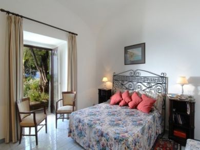 Bedroom With Queen Bed
