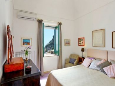 Bedroom With Queen Bed