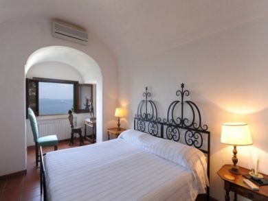 Bedroom With Queen Bed