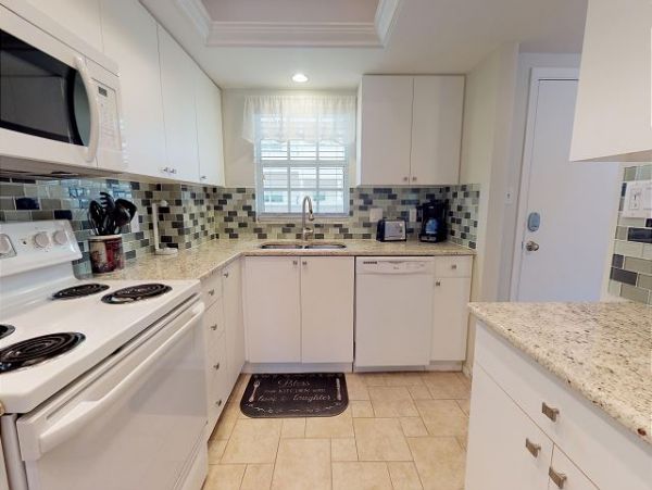 Beach Vacation Condo in Sarasota with Pool and Tennis Court