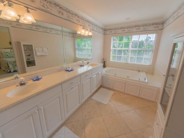 Holmes Beach 3 Bedroom Beach Home with Private Pool Sleeps 6