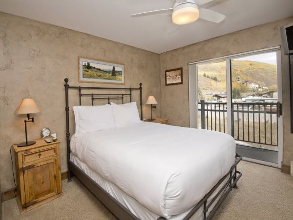 Spacious Walk to Lift Condo in Vail with Majestic Mountain Views