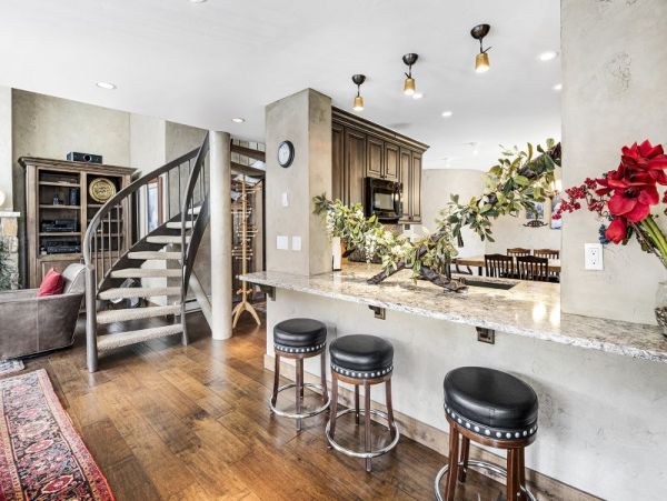 Spacious Walk to Lift Condo in Vail with Majestic Mountain Views