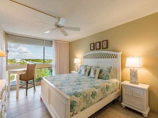 Siesta Key Beach Vacation Condo With Partial Gulf Views