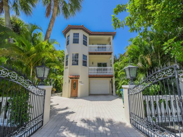 Luxury Anna Maria 3 Bedroom Vacation Home! 2 Master Bedrooms