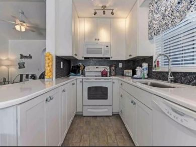 Anna Maria Vacation Home- 2 Bedrooms Sleeps 6 Walk to Beach