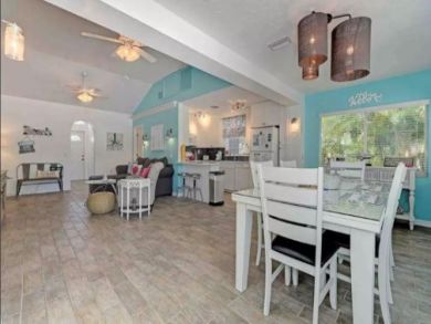 Anna Maria Vacation Home- 2 Bedrooms Sleeps 6 Walk to Beach