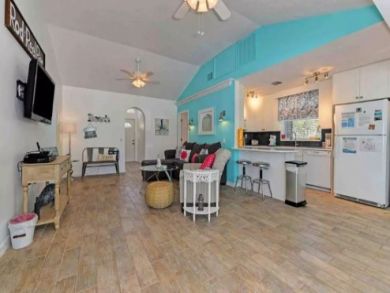 Anna Maria Vacation Home- 2 Bedrooms Sleeps 6 Walk to Beach