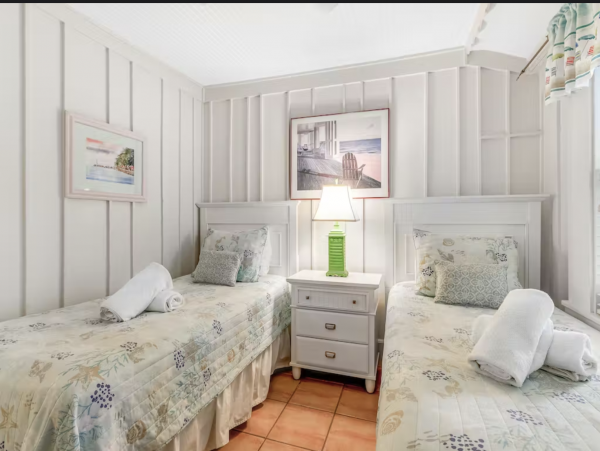 STEPS TO THE BEACH SLEEP 6 ANNA MARIA RENTAL