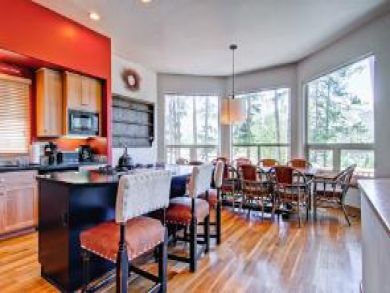 Open kitchen & dining area